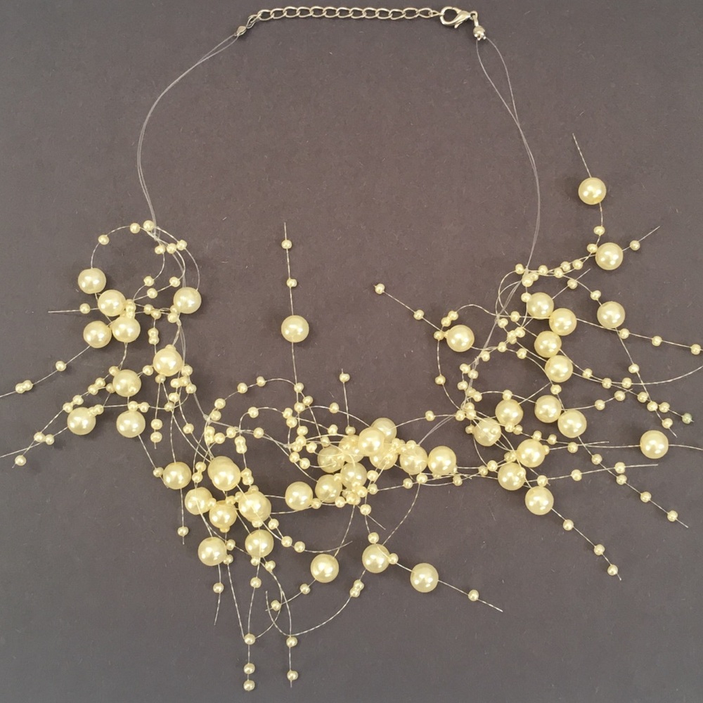 Ann Taylor floating pearl necklace